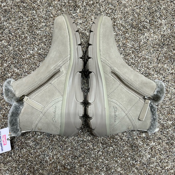 Skechers Relaxed Fit Booties - Picture 4 of 15